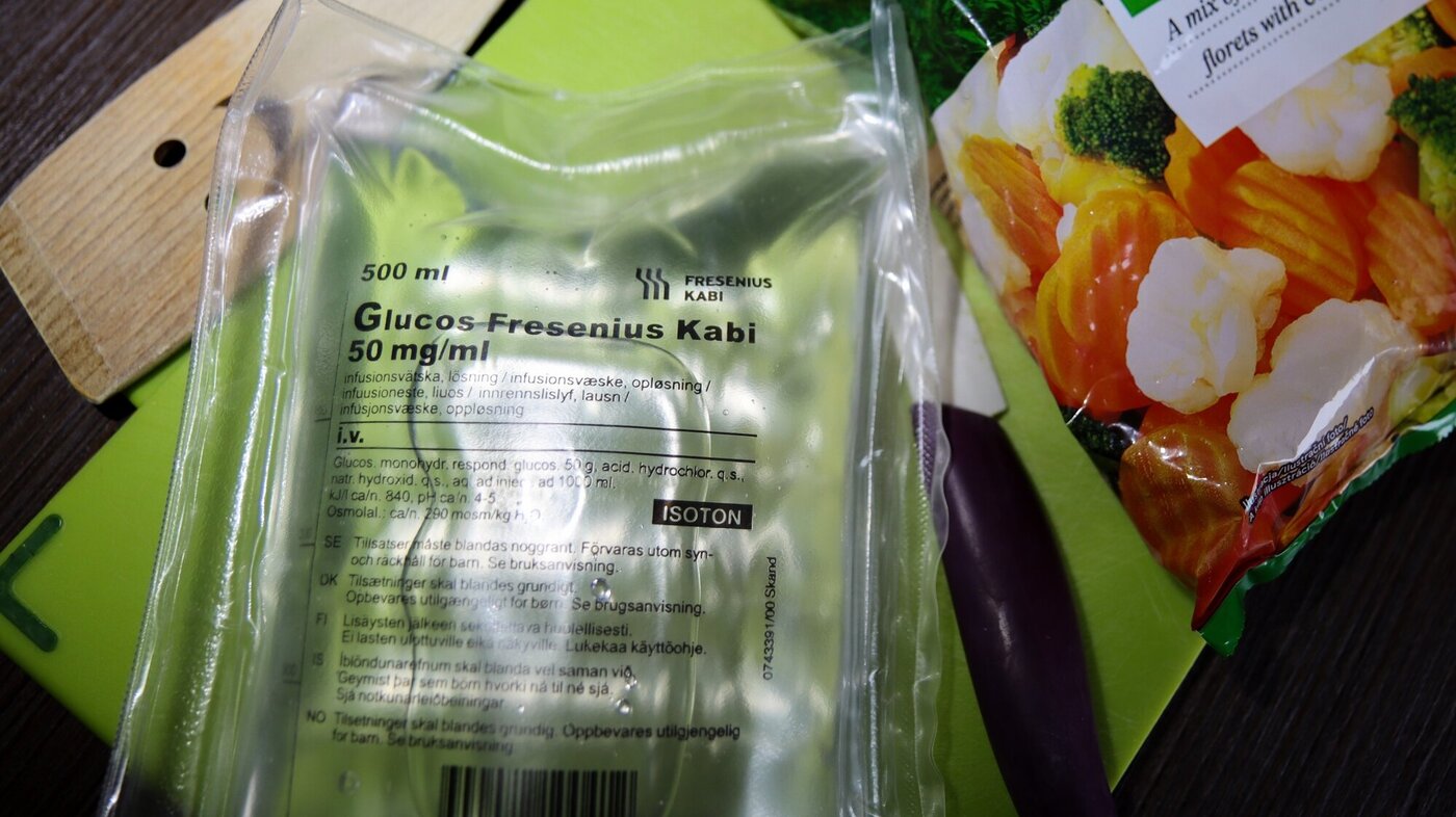 Bildet viser en pose med glukose og en pose med frosne grønnsaker.