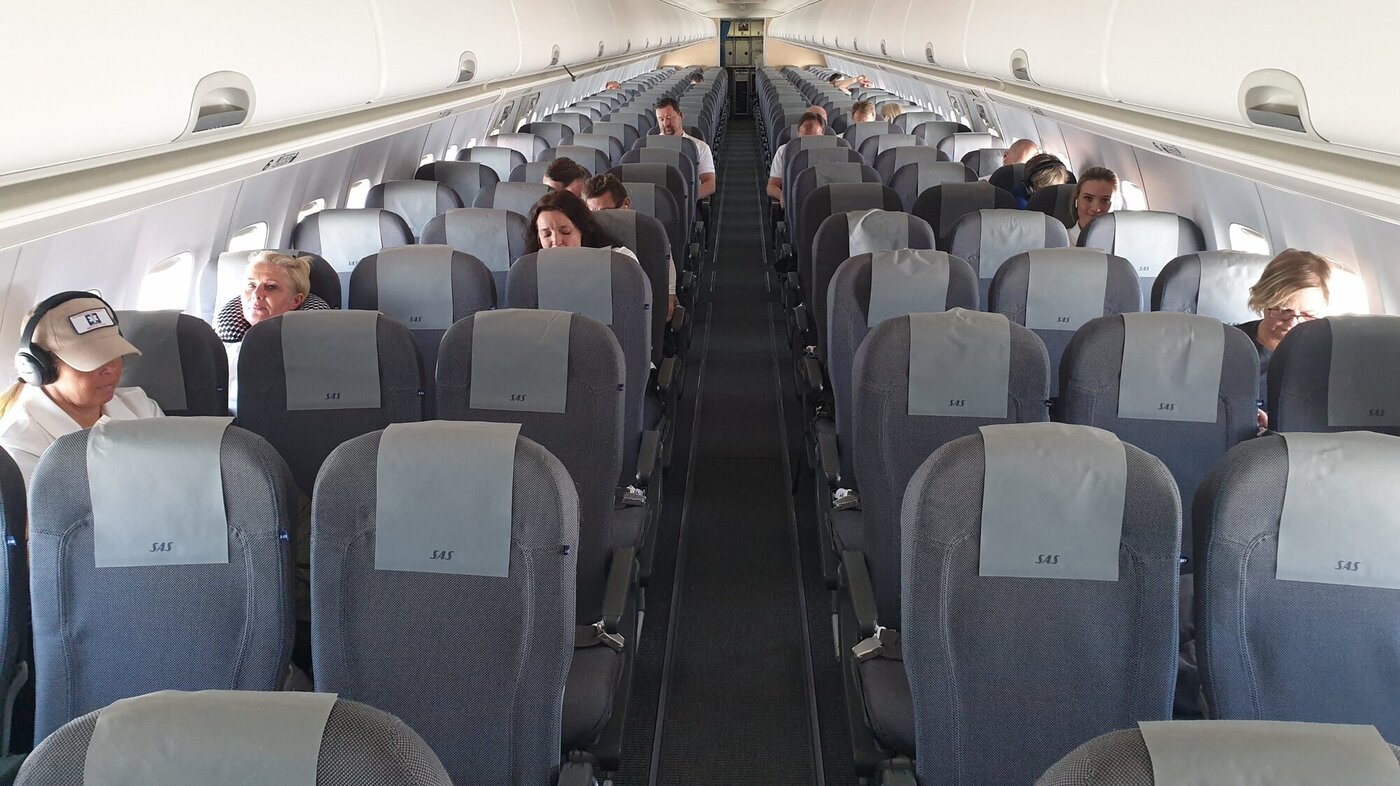 Bildet viser et fly med mange tomme seter.