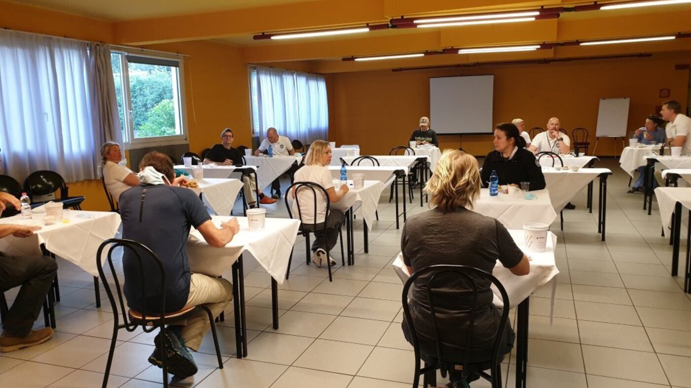 Bildet viser medisinsk innsatsteam i spisesalen.