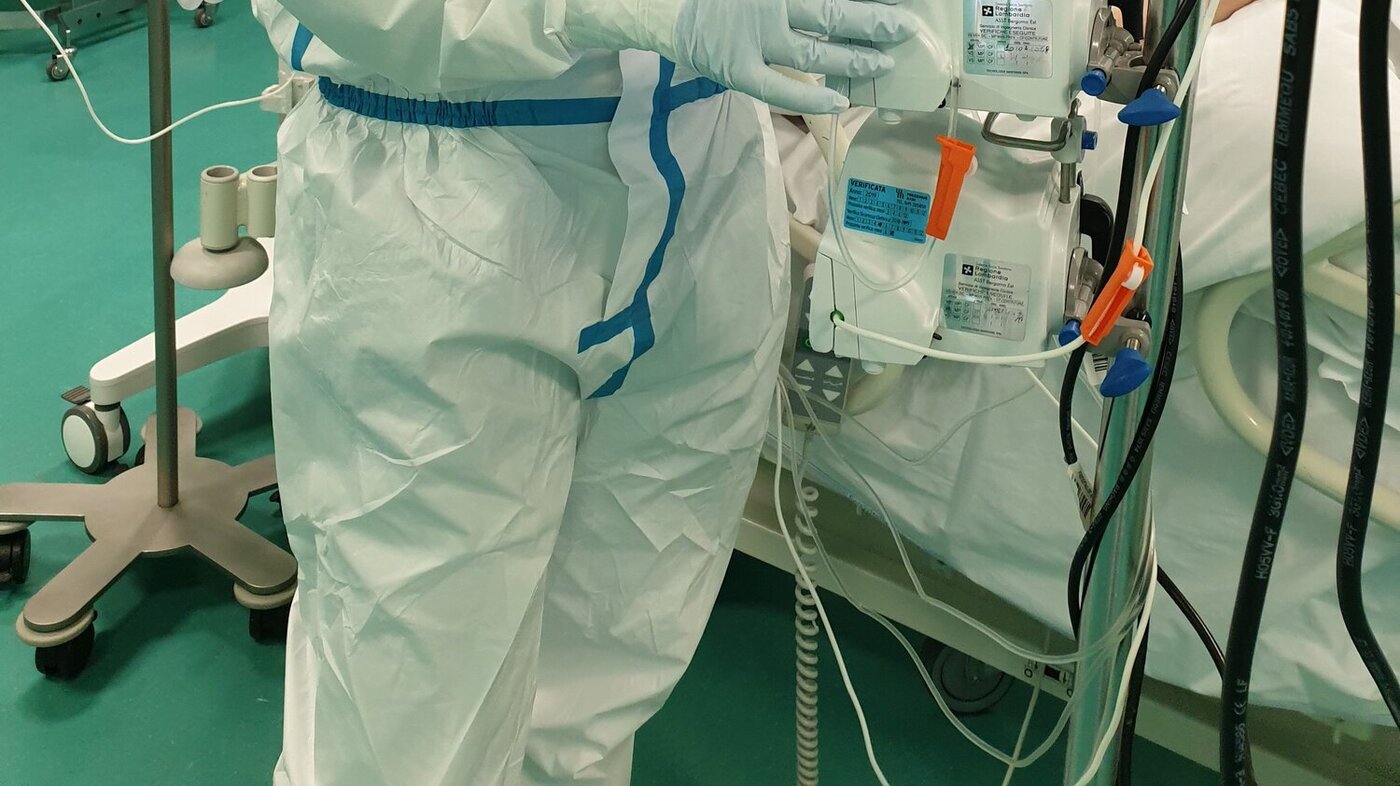 Bildet viser sykepleiere som ordner med utstyr til en pasient.