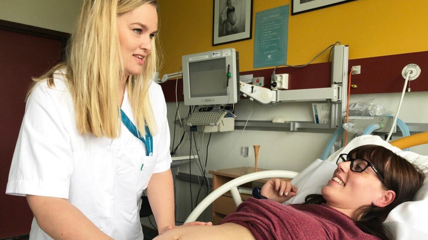 Hanne Schjelderup undersøker en gravid bildet viser Hanne Schjelderup som undersøker en gravid
