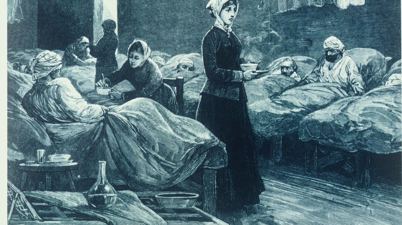 Litografi viser Florence Nigntingale og flere sykepleiere i arbeid på et feltsykehus
