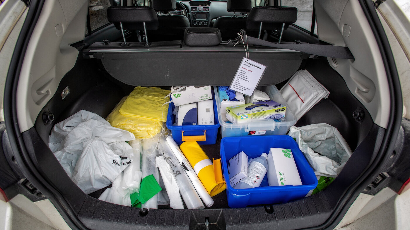 Bildet viser bagasjerommet til Therese Wahls bil fullt av test- og smittevernutstyr