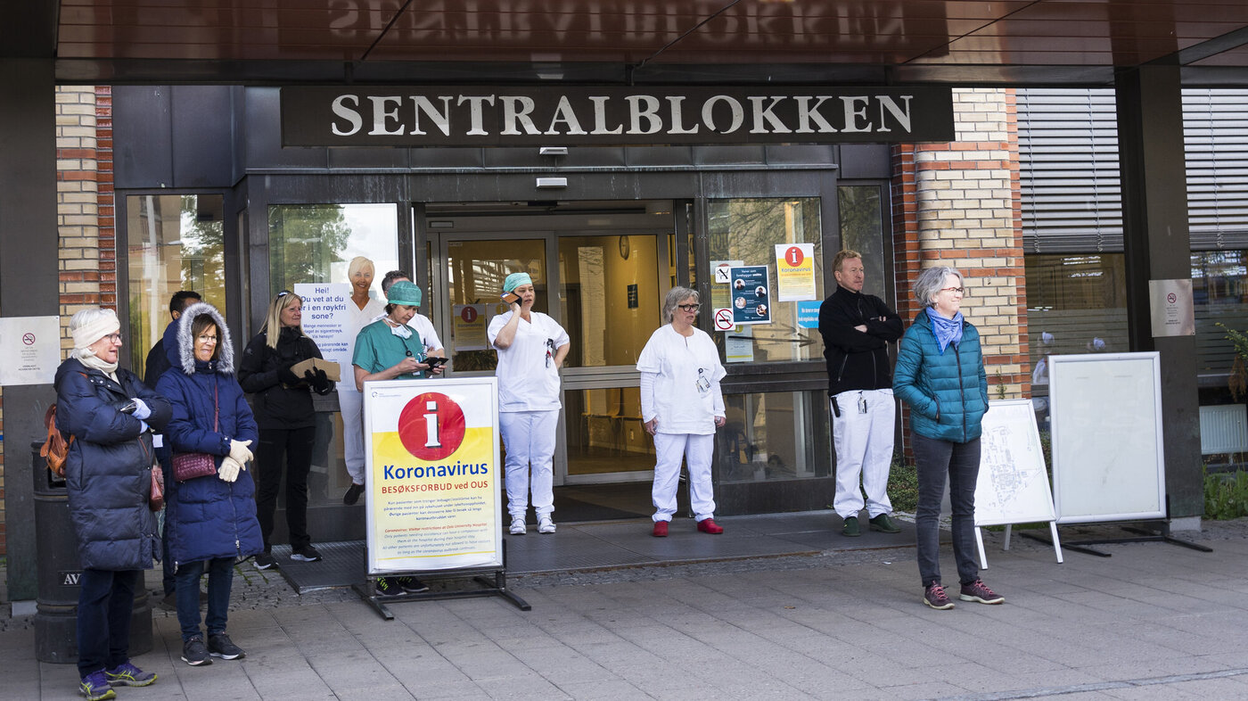 Bildet viser noen få fremmøtte ved Ullevåls hovedinngang