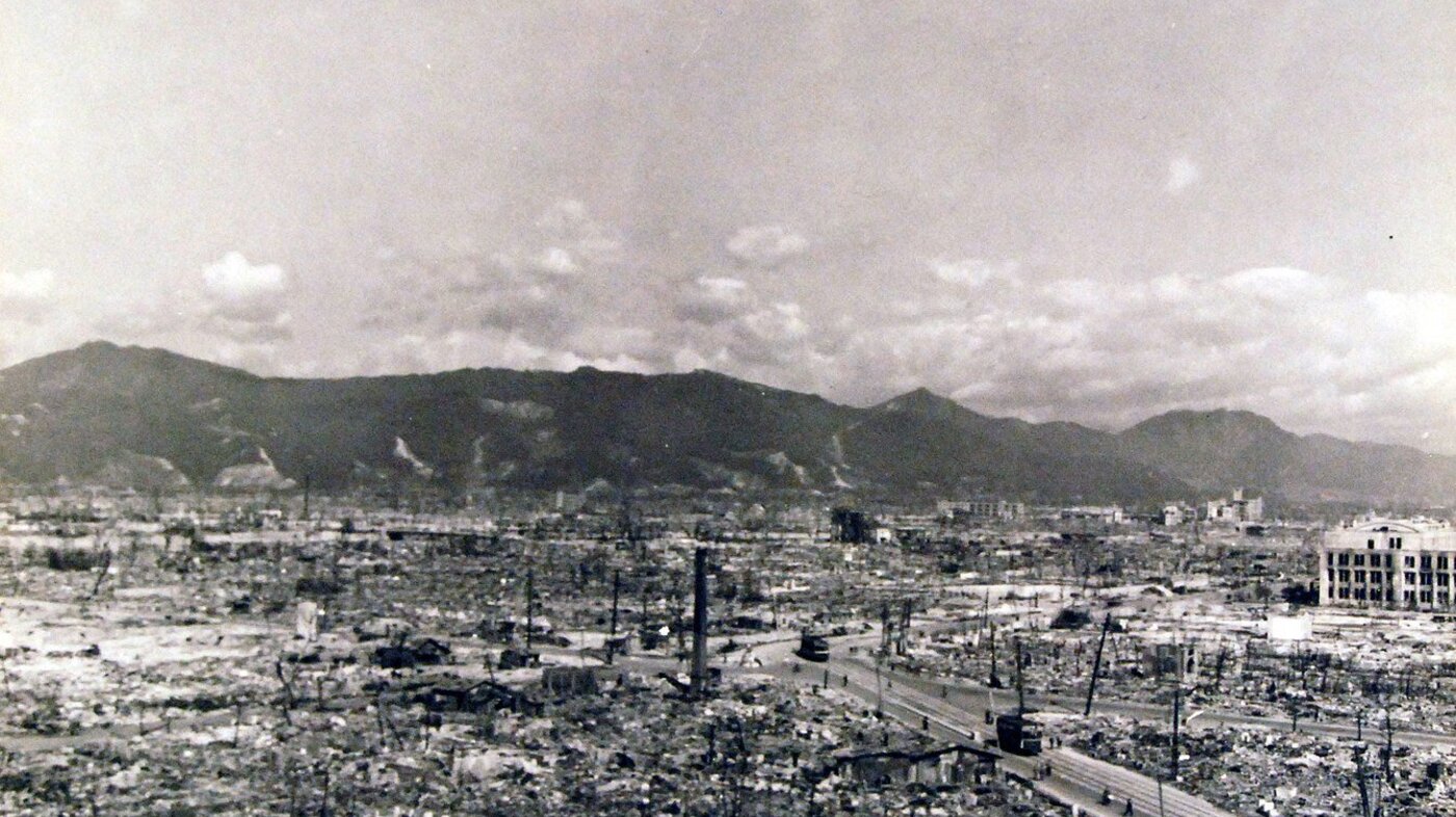 Bildet viser en del av Hiroshima ødelagt etter å ha blitt truffet av en atombombe i 1945