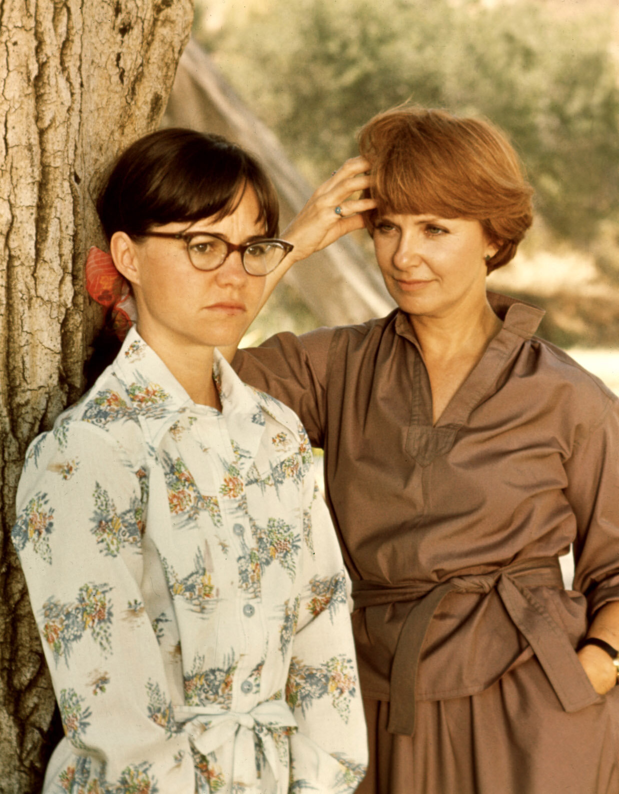 Sybil og psykiateren Bildet er fra filmen Sybil og viser hovedpersonen, Sybil (Sally Field) som står lent inntil et tre sammen med psykiateren (Joanne Woodward). Filmen er fra 1976