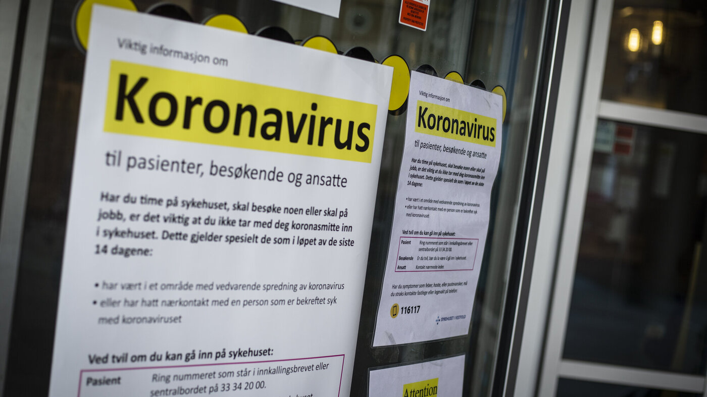 Bildet viser oppslag om det nye koronaviruset på Sykehuset i Vestfold.