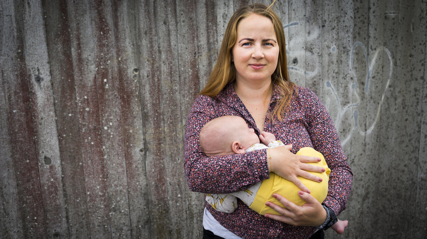 Bildet viser Hanne Gravdal med sønnen Vegard