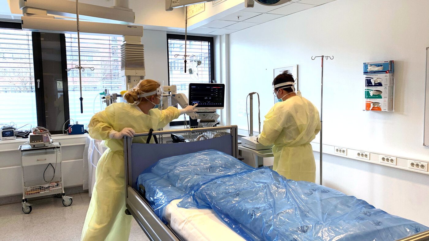 Bildet viser to helsepersonell i smittevernutstyr på Akutten ved Bærum Sykehus
