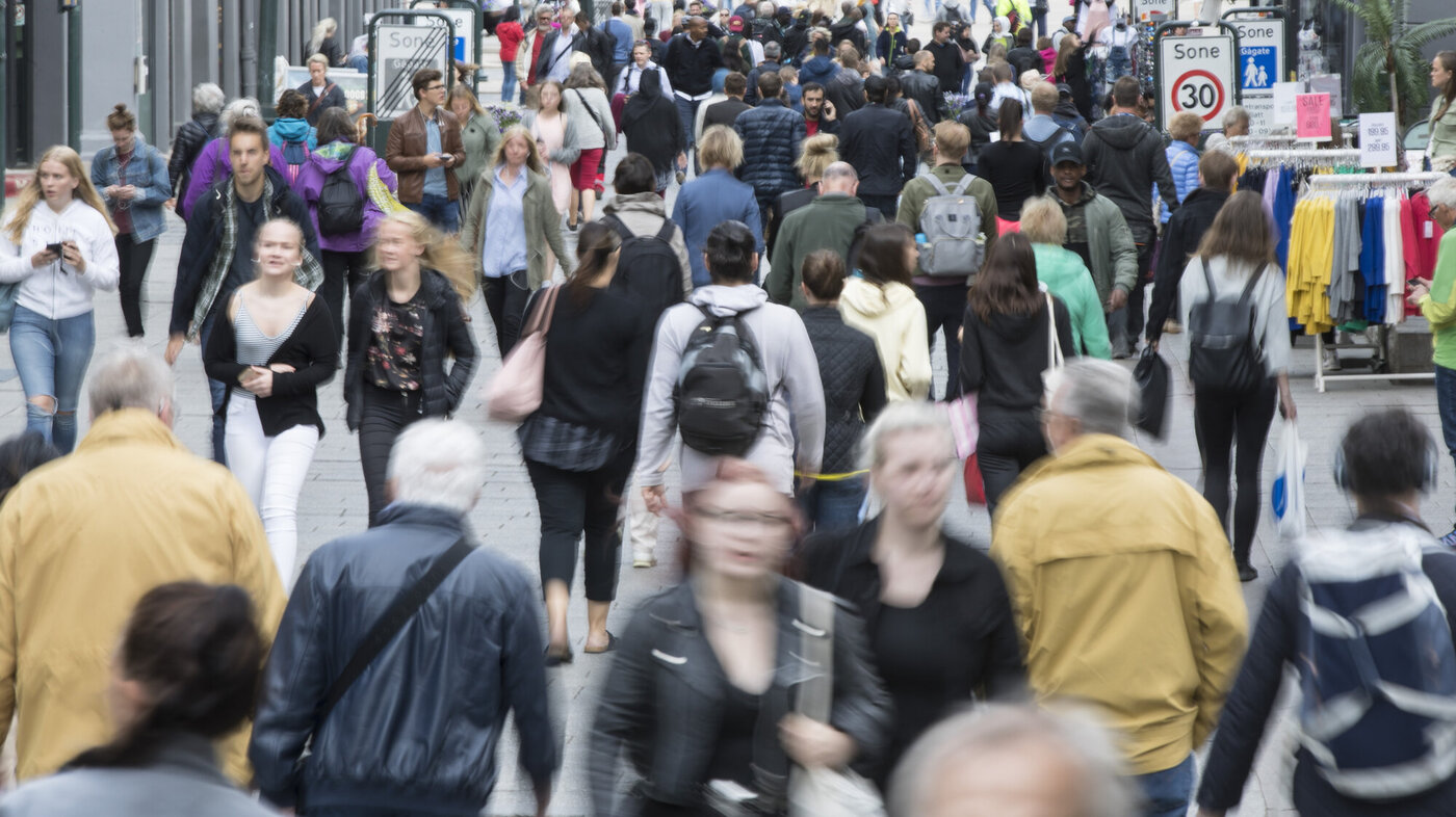 Masse folk på Karl Johan i Oslo