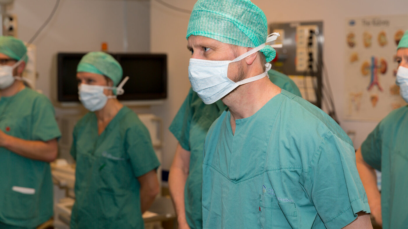 Bildet viser helseminister Bent Høie som besøker Intervensjonssenteret ved Rikshospitalet, iført munnbind