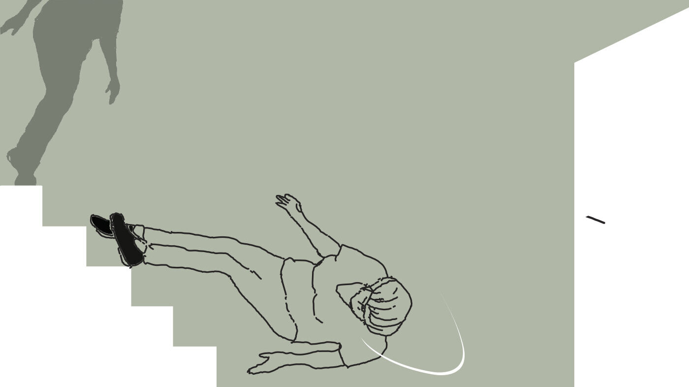 Illustrasjonen viser en eldre mann som faller ned en trapp