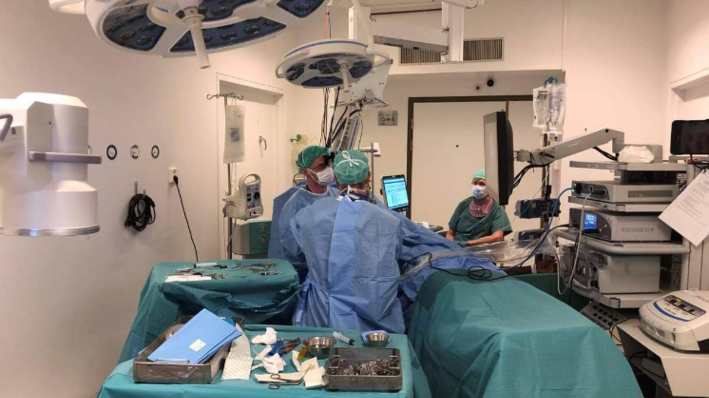 Bildet viser et operasjonsteam på en operasjonsstue.