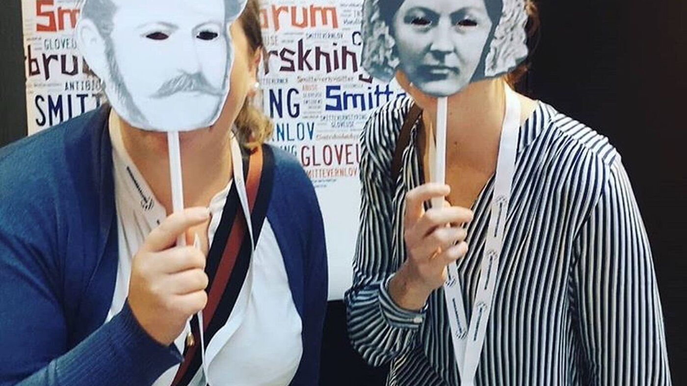 Bildet viser smittevernsnerdene med masker av Ignaz Semmelweis og Florence Nightingale.