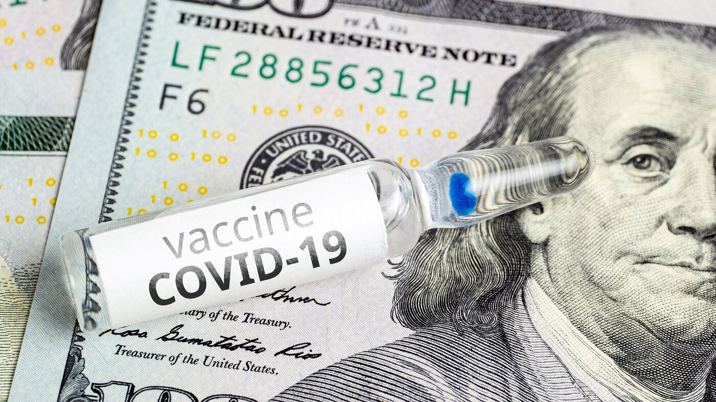 bildet viser 100 dollar og vaksine bildet viser 100 dollar og vaksine