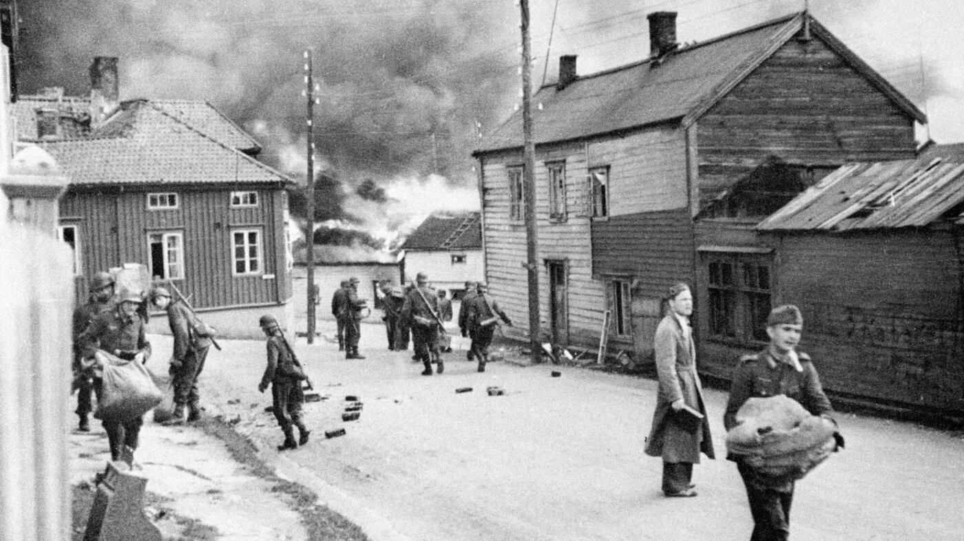 Bildet viser nedbrenning av Vadsø i 1944