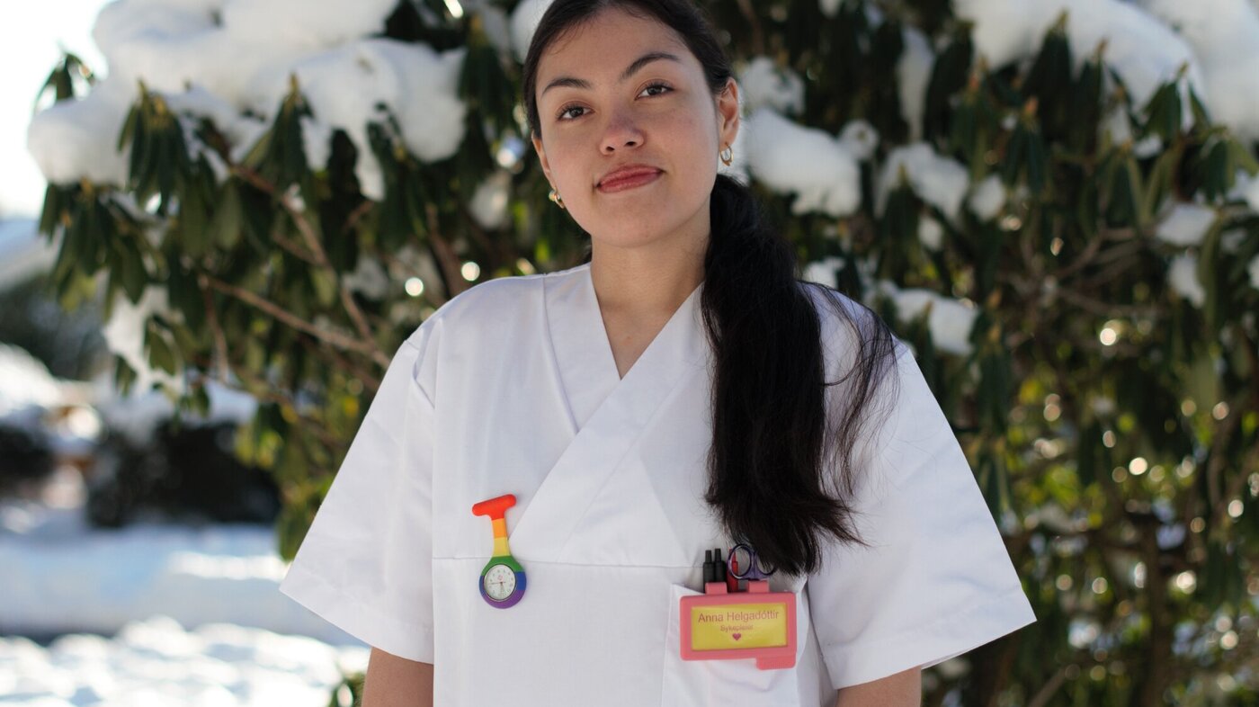 Bildet viser sykepleier Anne Isabella L. Helgadóttir. Hun poserer ut i sykepleieruniform.