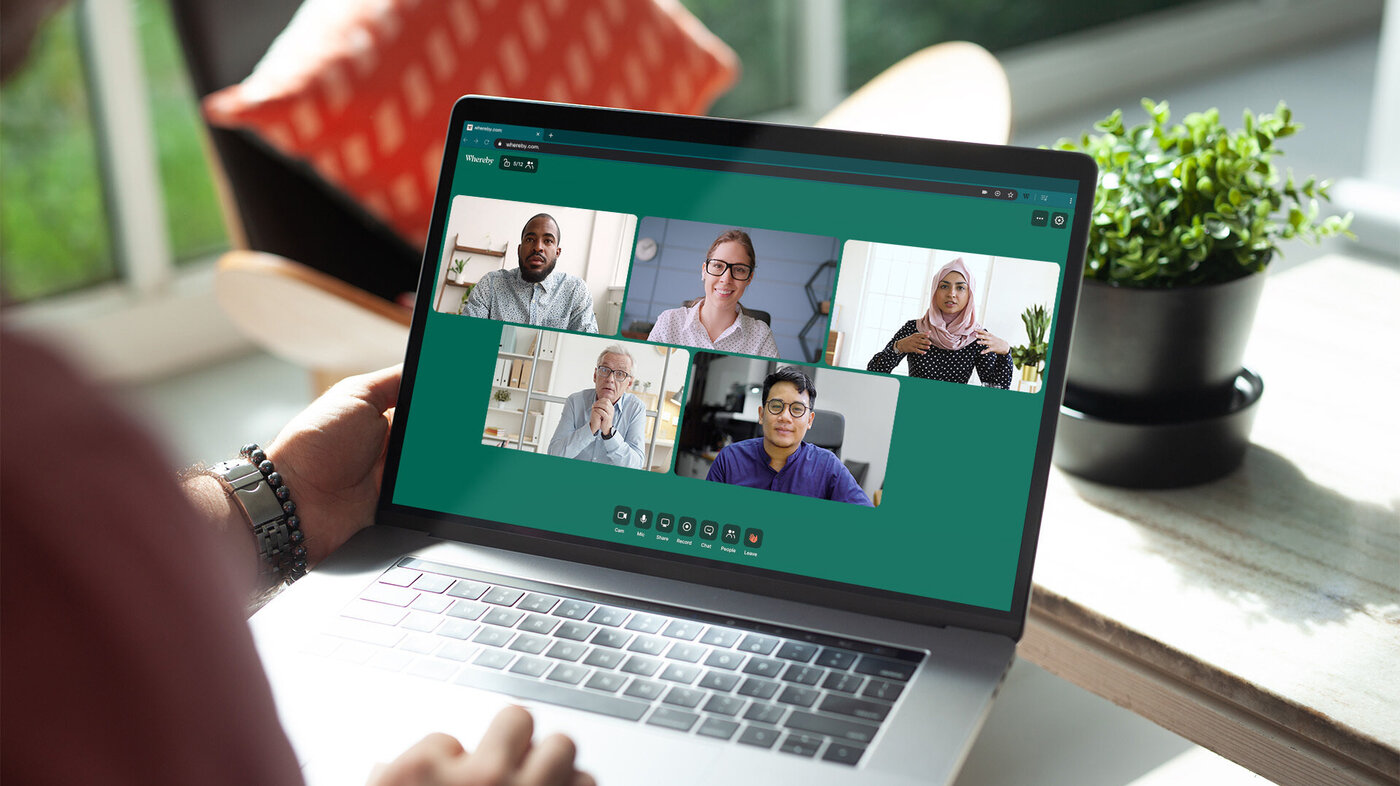 Bildet viser en person som har en videosamtale via plattformen Whereby