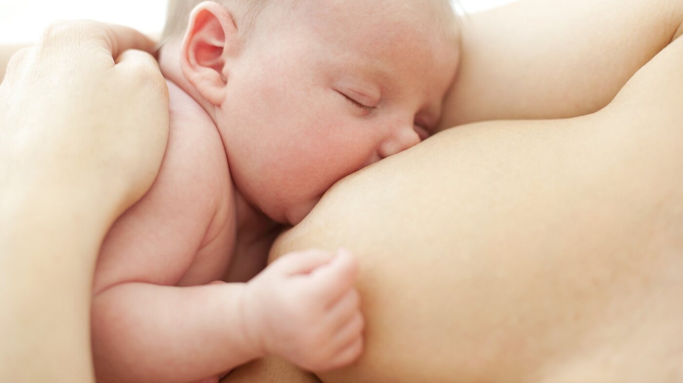 Sak om amming på barsel under covid-19-pandemien Sak om amming, en baby får morsmelk