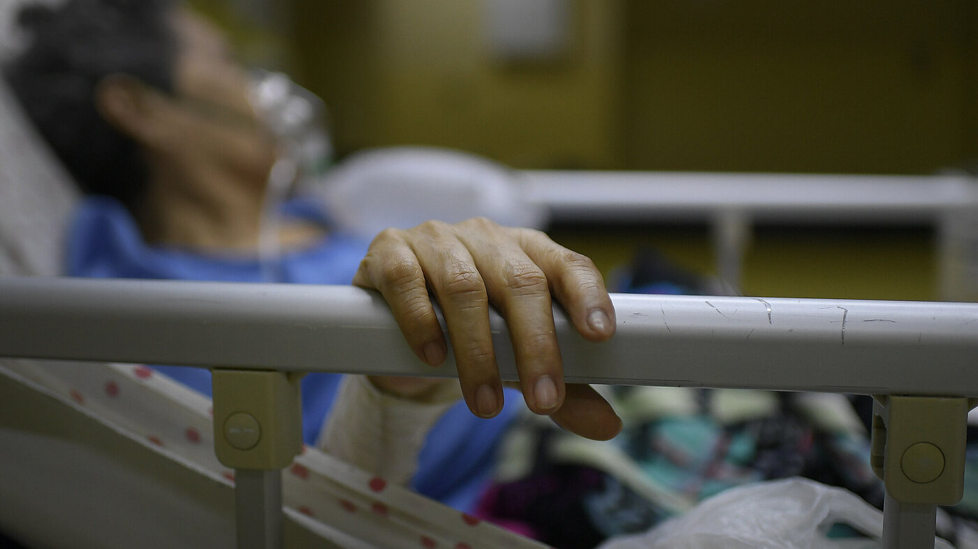 Bildet viser eldre pasient i sykehusseng