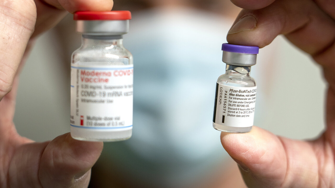 Bildet viser to hetteglass, ett med vaksine fra Pfizer/Biontech og et med vaksine fra Moderna.