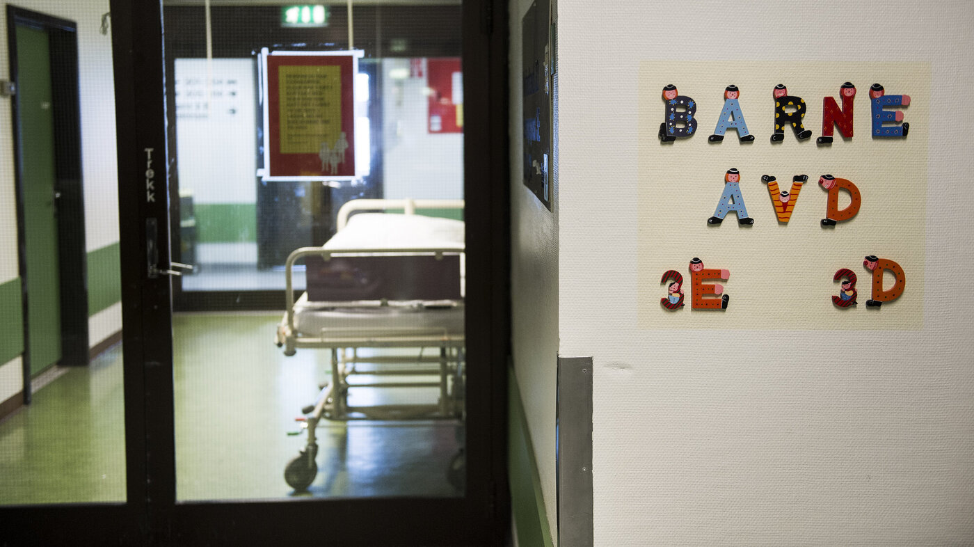 Bildet viser inngangen til en barneavdeling på Stavanger universitetssjukehus.