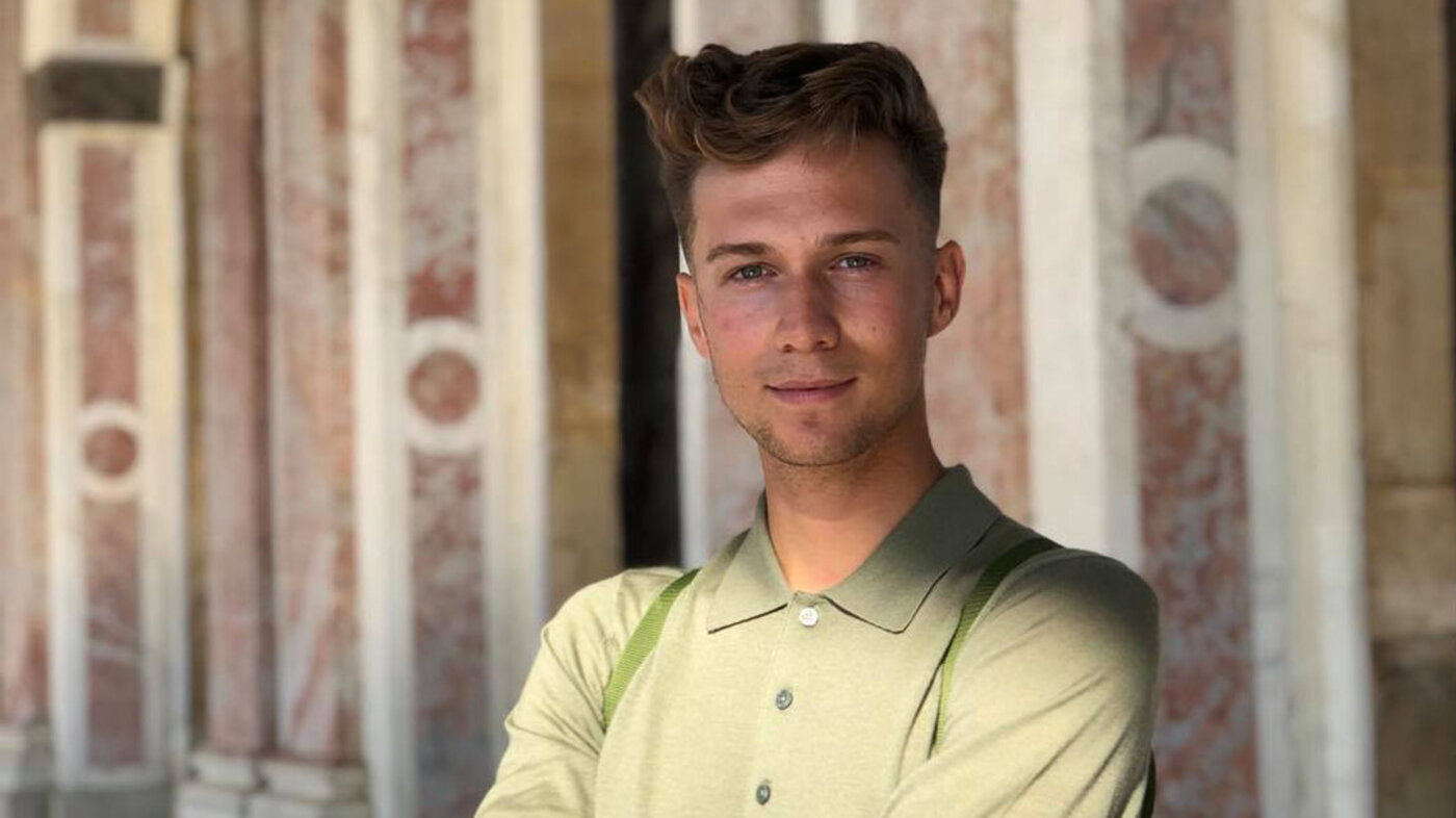 På bildet vises sykepleierstudenten Alexander Thomas