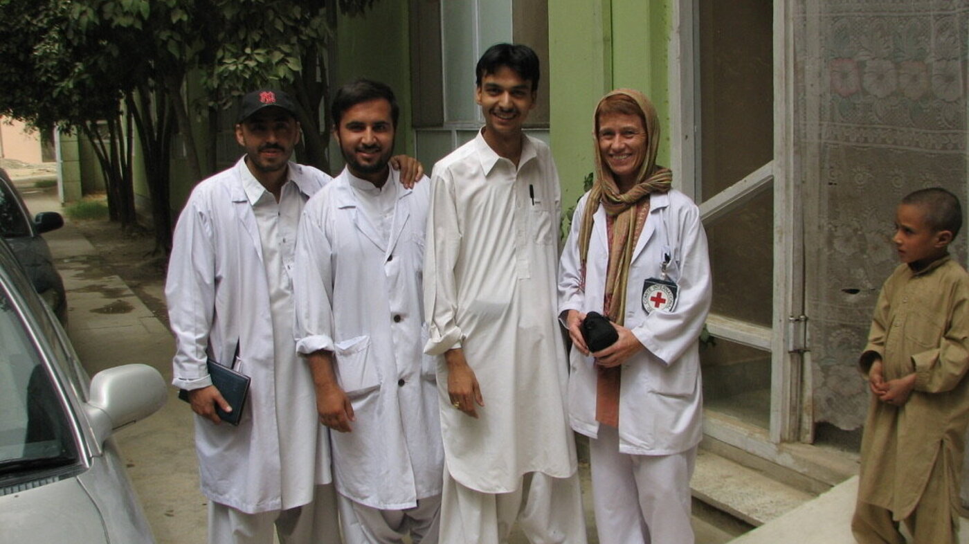 Bildet viser Turid Andreassen sammen med lokale kolleger i Afghanistan