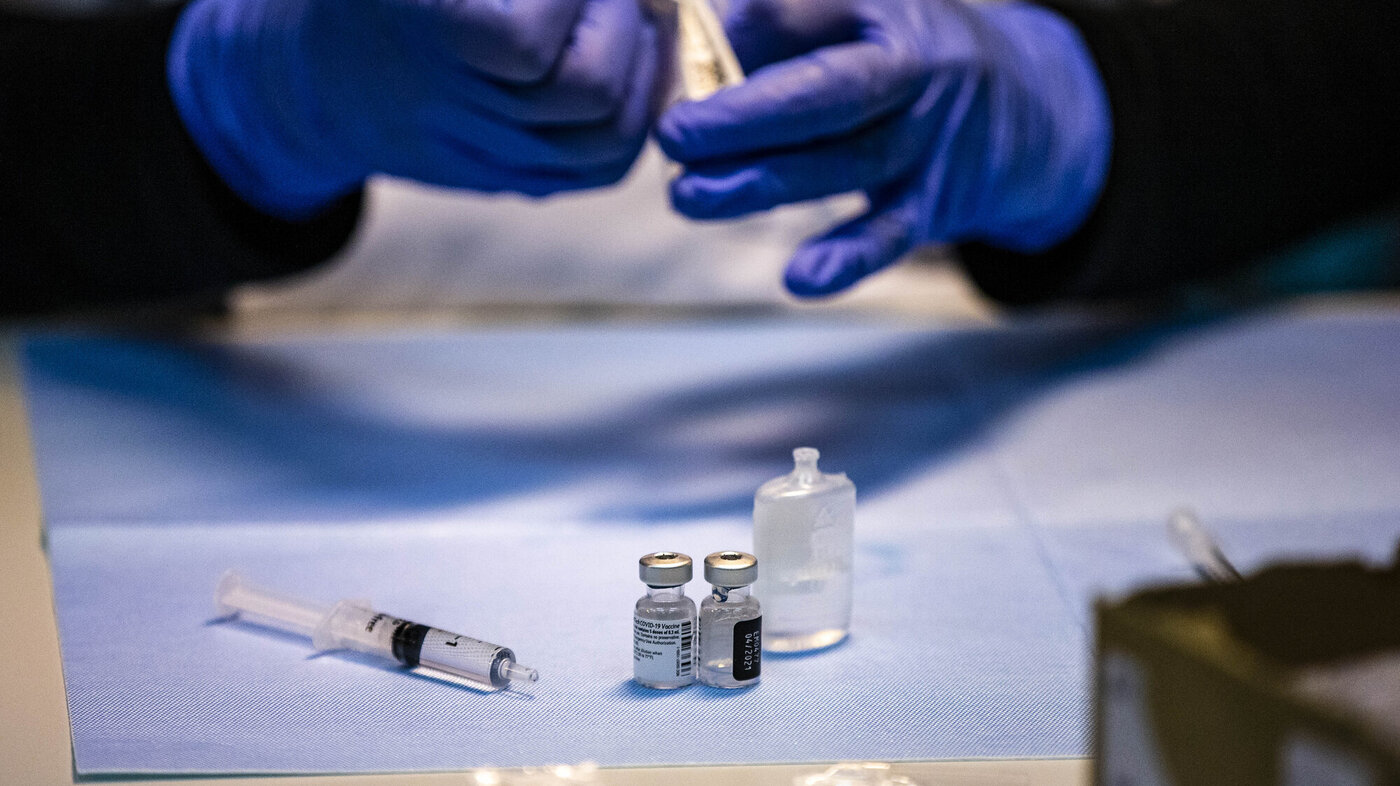 Bildet viser vaksine som blir gjort i stand.