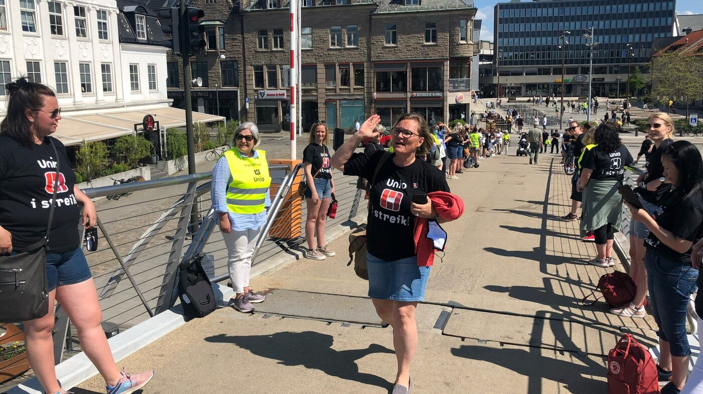 streikende Uniomedlemmer i Fredrikstad bildet viser streikende Uniomedlemmer i Fredrikstad