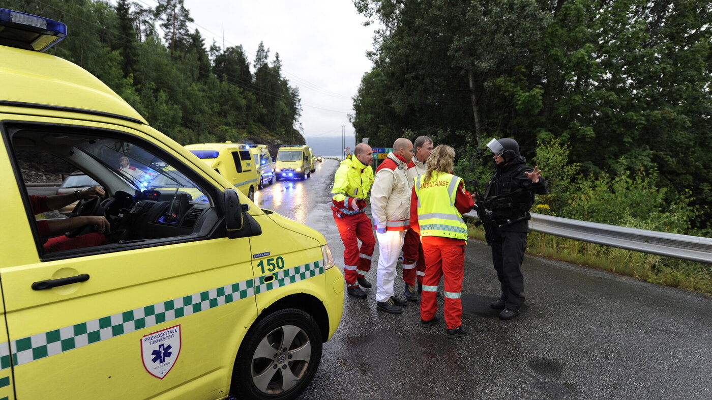 Bildet viser helsepersonell som har ankommet Storøya ved Utøya da terroren rammet Norge 22. juli 2011.