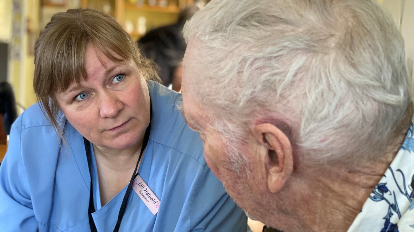 Lill Hølvold er sykepleier i Sør-Varanger. Her er hun på et hjemmebesøk.