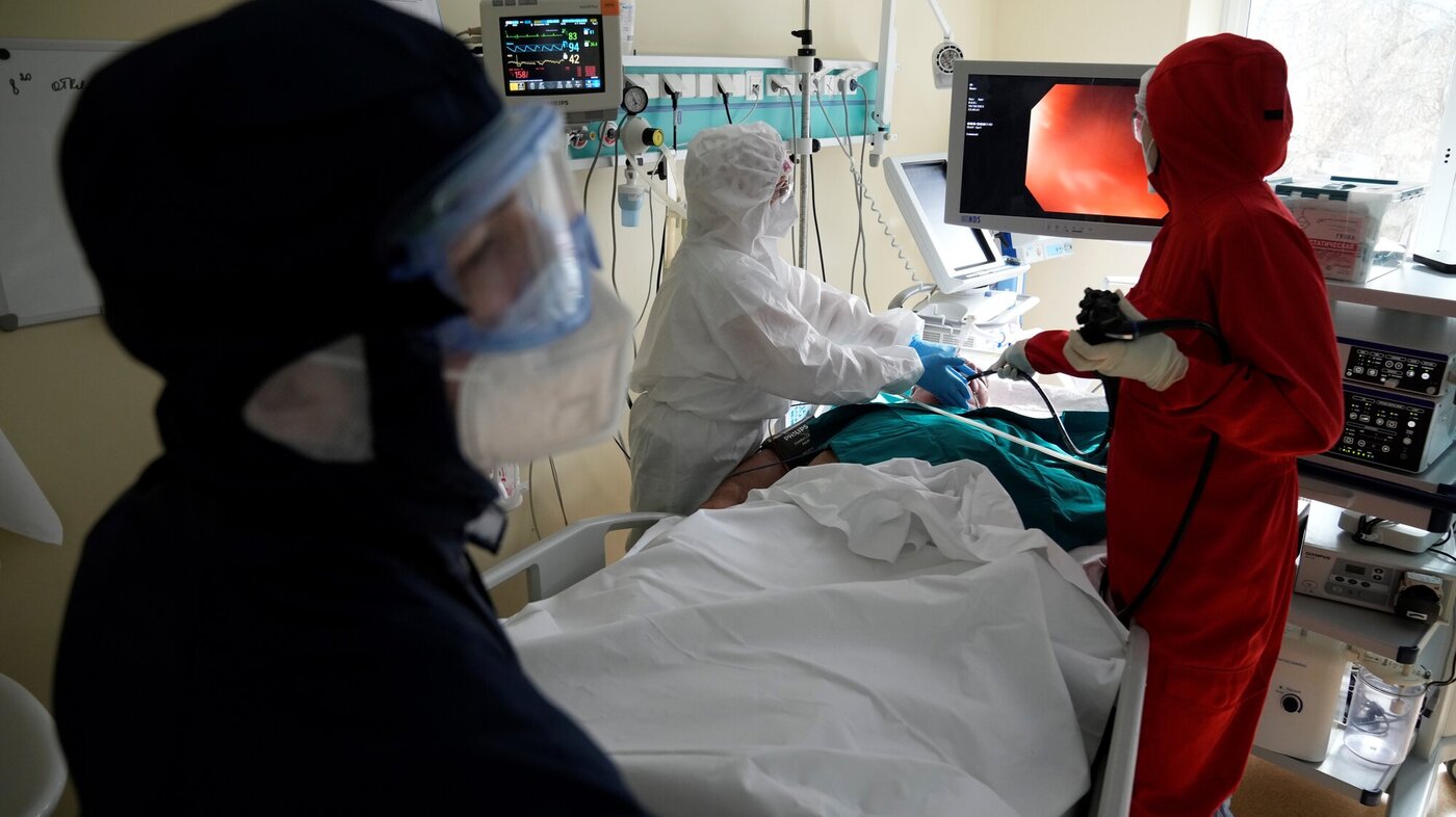 Helsepersonell på et sykehus i Moskva i Russland som har på seg verneutstyr for å beskyttes mor covid-19-smitte. 