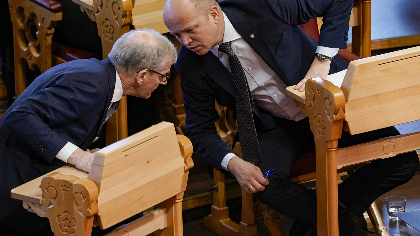 Bildet viser Jonas Gahr Støre og Trygve Slagsvold Vedum som stikker hodene sammen i stortingssalen.