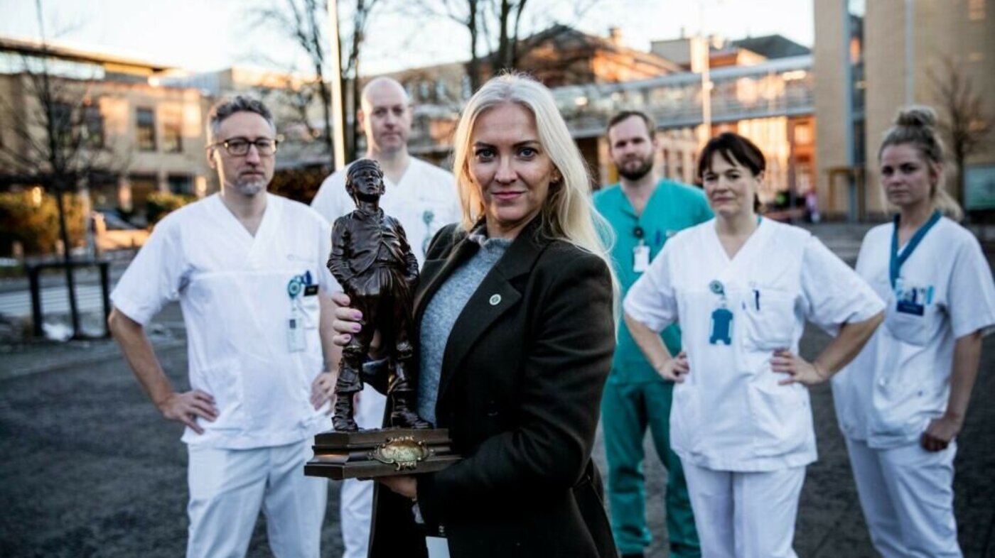 Leder i Norsk sykepleierforbund Lill Sverresdatter Larsen tok i mot prisen på vegne av landets sykepleiere. I bakgrunnen (f.v.) Gaute Børem, Rolf André Oxholm, Tom Ole Hagen, Ragnhild Nyhagen og Hedda Skyrud.