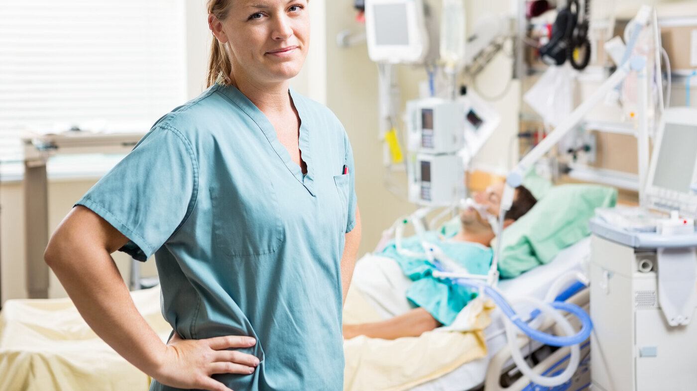 En anestesisykepleier står ved en pasient