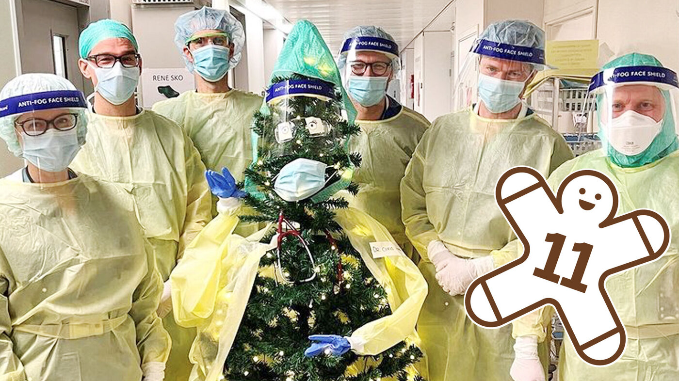Bildet viser et juletre kledd i smittevernutstyr, omgitt av seks intensivleger.