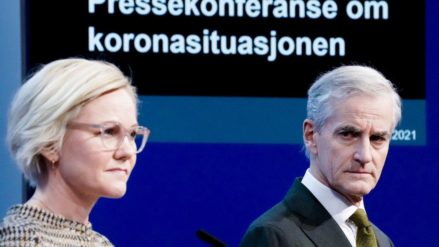 Helse- og omsorgsminister Ingvild Kjerkol og statsminister Jonas Gahr Støre under pressekonferanse om koronasituasjonen