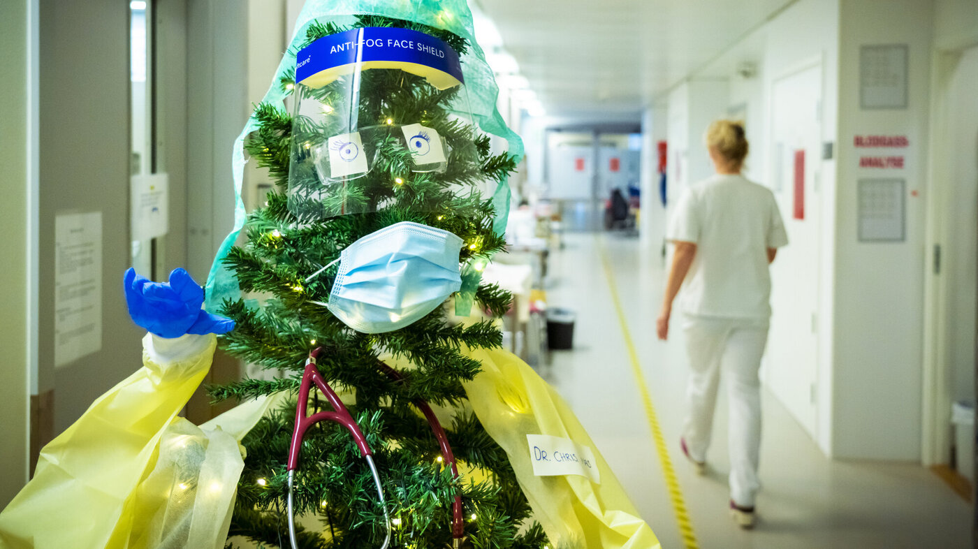 Bildet viser juletre pyntet med smittevernutstyr på intensivavdelingen på Ahus.