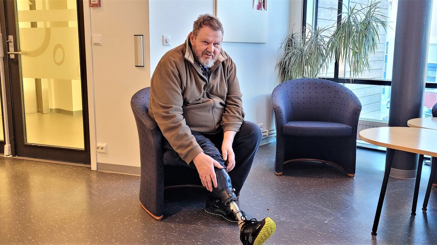 Kjell Løvik er glad for å ha fått amputert høyrebeinet