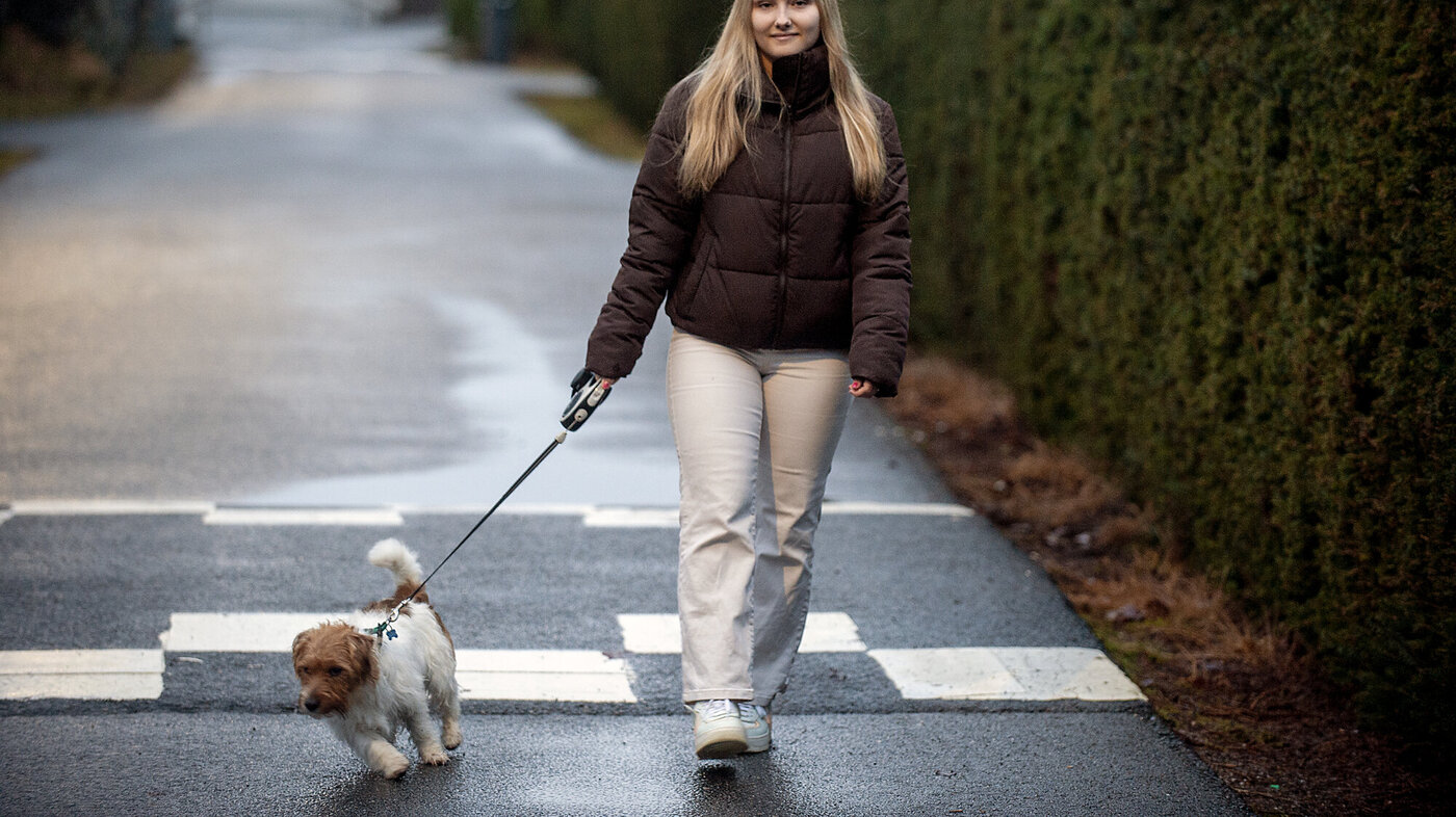 Bildet viser Maren Hammer som går tur med hund.