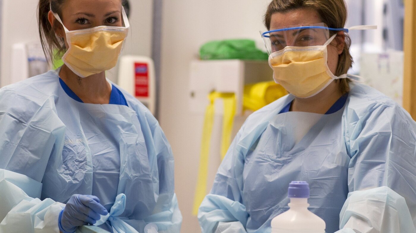To sykepleiere på en intensivavdeling