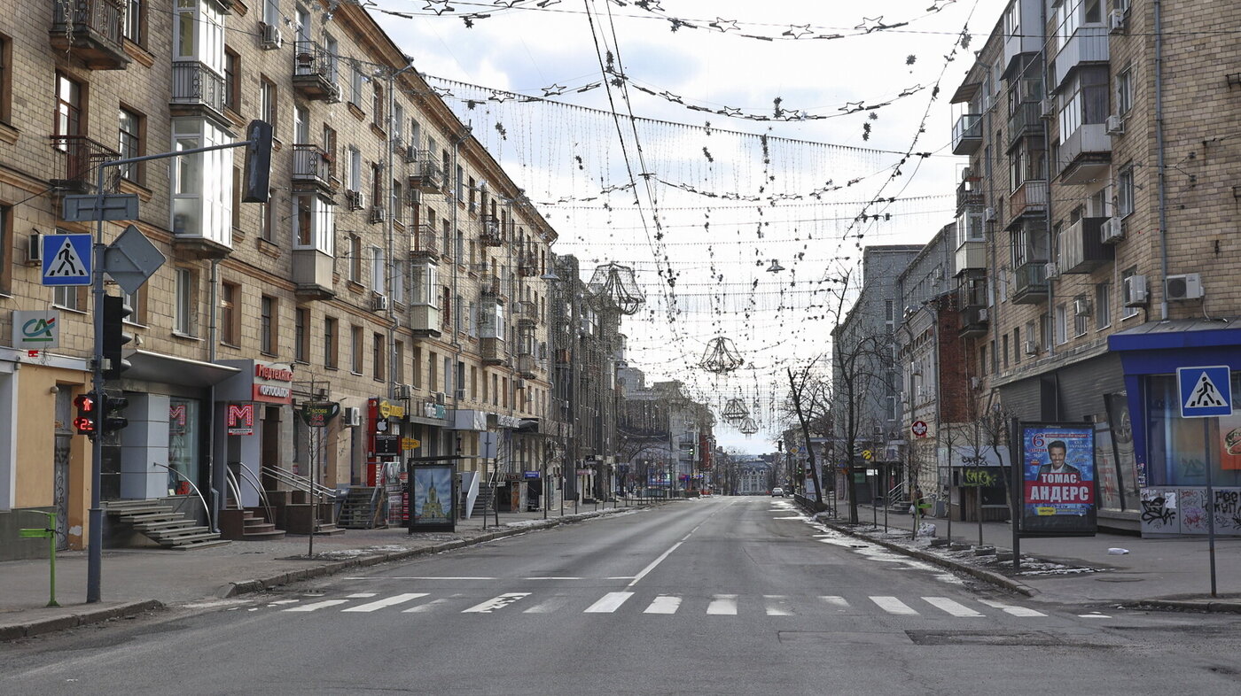 Bildet viser en tom gate i Kharkiv.