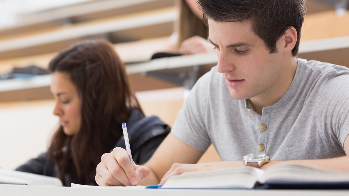 Studenter noterer under en forelesning.