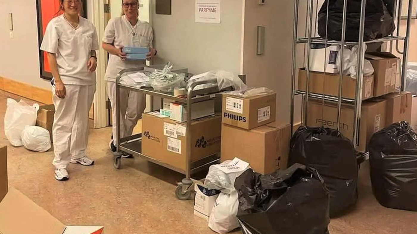 Hudavdelingen, Rikshospitalet Bildet viser Linn Landrø og Elisabeth Storheim med mange esker og poser med medisinsk utstyr.