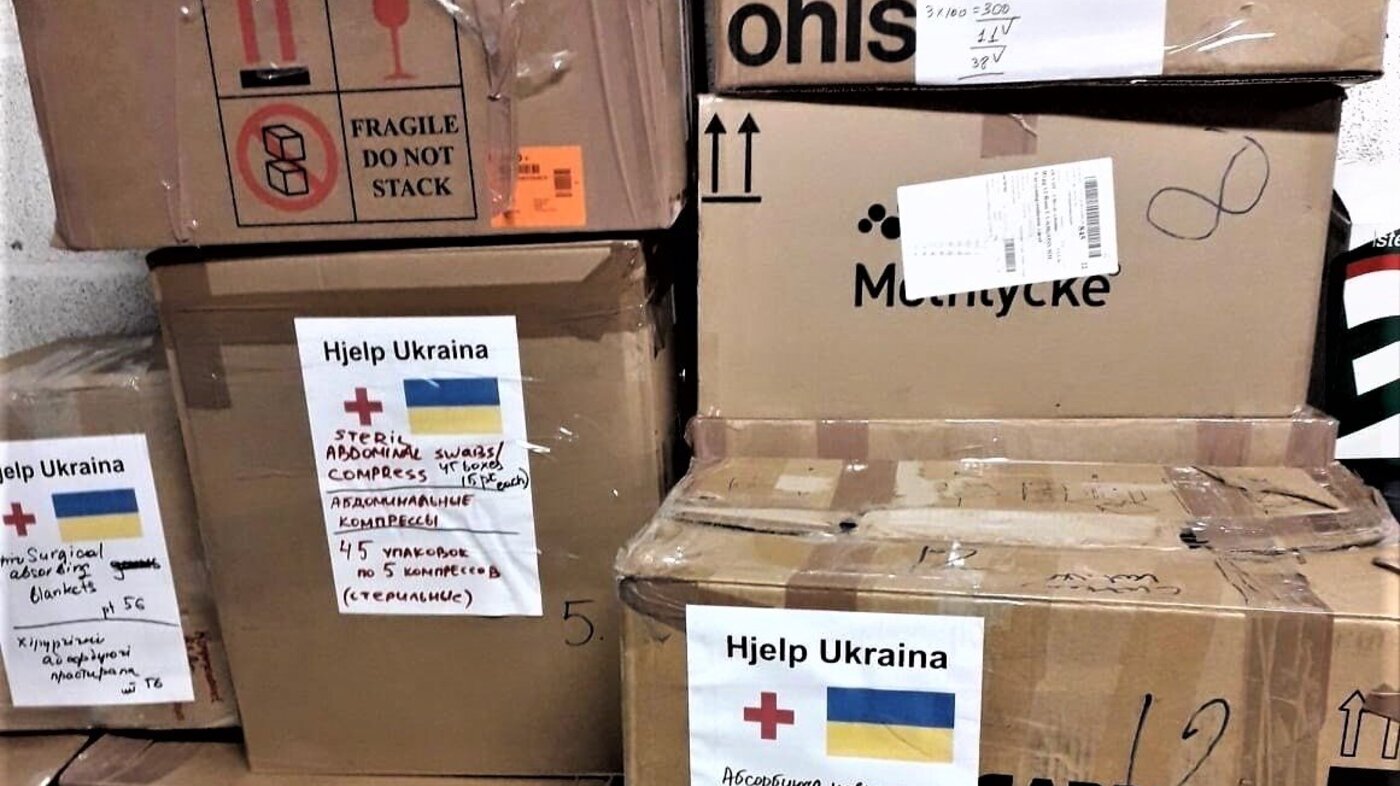 Bildet viser esker pakket med medisinsk utstyr.