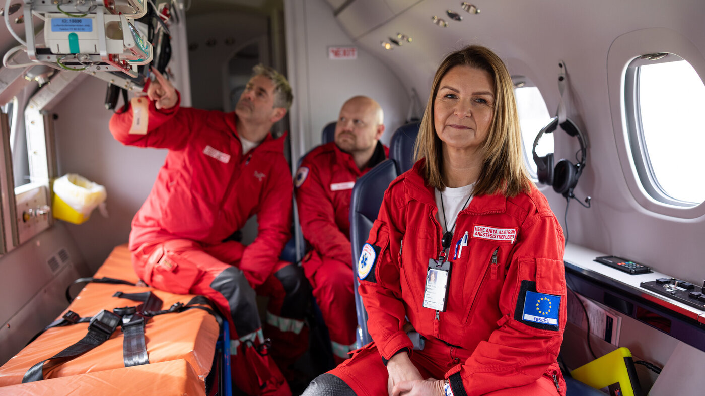 Ambulansetjenesten. Bak fra v: anestesilege Andreas E. Hansen, paramedikc Andreas Gustavsen og anestesisykepleier Hege Anita Aastrøm.