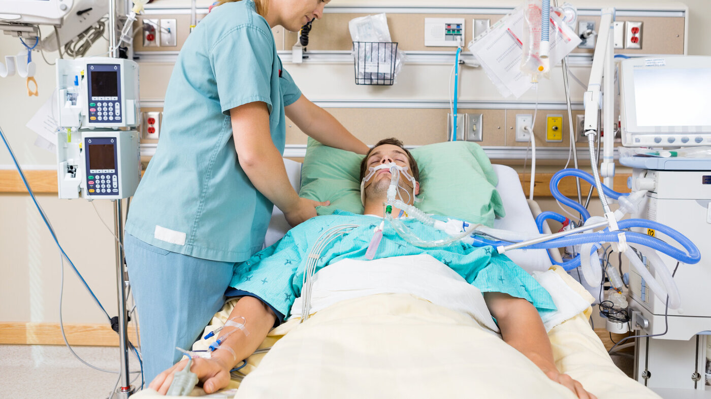 En sykepleier og en intensivpasient