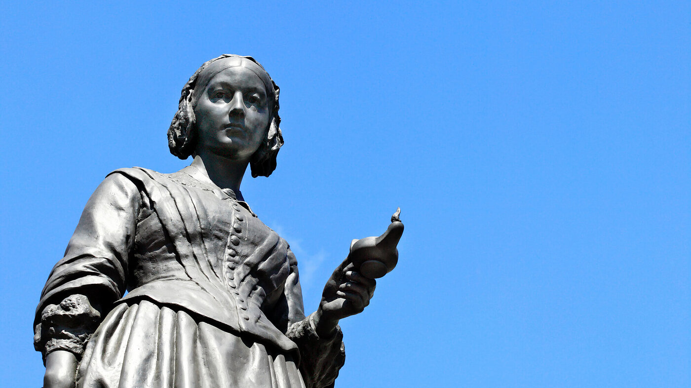 Bildet viser en minnestatue av Florence Nightingale.