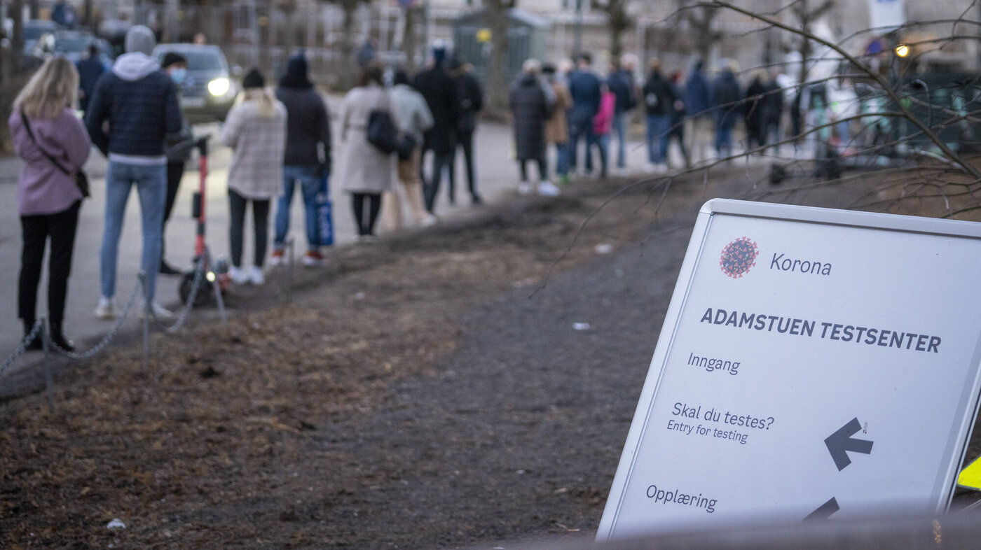 Adamstuen testsenter Bildet viser kø til Adamstuen testsenter.